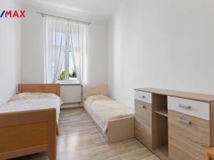 Prodej bytu 3+1, Karlovy Vary - Drahovice, nám. V. Řezáče, 80 m2