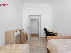 Prodej bytu 3+1, Karlovy Vary - Drahovice, nám. V. Řezáče, 80 m2
