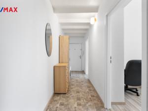 Prodej bytu 3+1, Karlovy Vary - Drahovice, nám. V. Řezáče, 80 m2