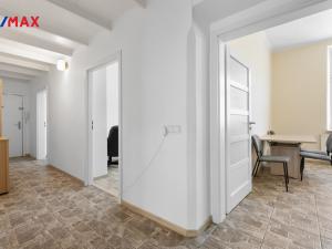 Prodej bytu 3+1, Karlovy Vary - Drahovice, nám. V. Řezáče, 80 m2
