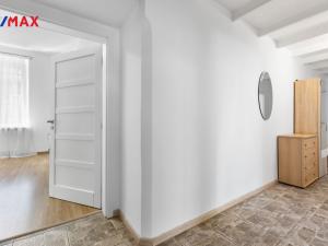 Prodej bytu 3+1, Karlovy Vary - Drahovice, nám. V. Řezáče, 80 m2