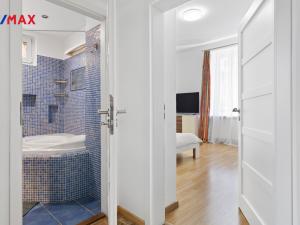 Prodej bytu 3+1, Karlovy Vary - Drahovice, nám. V. Řezáče, 80 m2