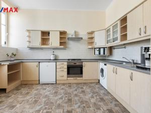 Prodej bytu 3+1, Karlovy Vary - Drahovice, nám. V. Řezáče, 80 m2