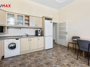 Prodej bytu 3+1, Karlovy Vary - Drahovice, nám. V. Řezáče, 80 m2