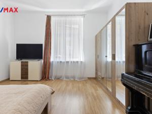 Prodej bytu 3+1, Karlovy Vary - Drahovice, nám. V. Řezáče, 80 m2