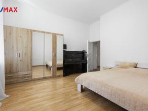 Prodej bytu 3+1, Karlovy Vary - Drahovice, nám. V. Řezáče, 80 m2