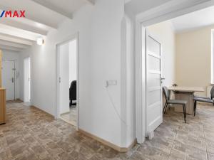 Prodej bytu 3+1, Karlovy Vary - Drahovice, nám. V. Řezáče, 80 m2