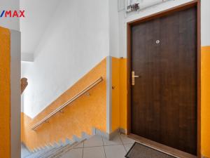 Prodej bytu 3+1, Karlovy Vary - Drahovice, nám. V. Řezáče, 80 m2