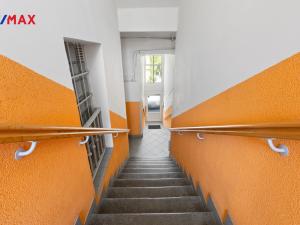 Prodej bytu 3+1, Karlovy Vary - Drahovice, nám. V. Řezáče, 80 m2