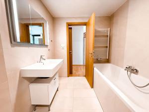 Pronájem bytu 3+kk, Praha - Žižkov, Ke kapslovně, 103 m2