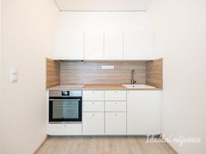 Pronájem bytu 1+kk, Praha - Letňany, Chlebovická, 33 m2