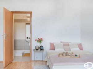 Pronájem bytu 2+kk, Praha, Husinecká, 45 m2