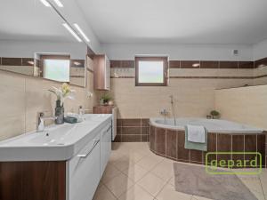 Prodej rodinného domu, Slaná - Bořkov, 256 m2