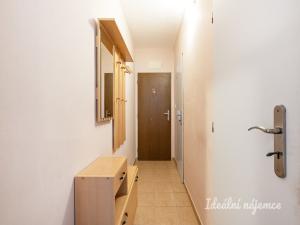 Pronájem bytu 2+kk, Praha - Troja, Hnězdenská, 35 m2