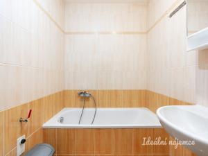 Pronájem bytu 2+kk, Praha - Troja, Hnězdenská, 35 m2