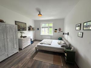 Prodej bytu 2+kk, Dalovice, Pod Strání, 48 m2