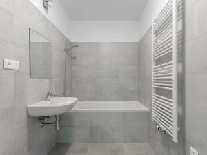 Pronájem bytu 2+kk, Praha - Vysočany, Svatošových, 47 m2