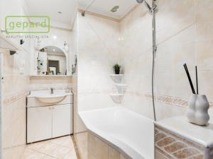 Prodej bytu 3+1, Karlovy Vary, U Trati, 81 m2