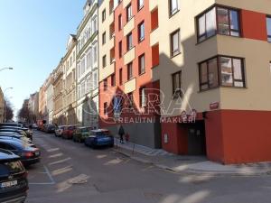 Prodej garážového stání, Praha - Žižkov, Baranova, 14 m2
