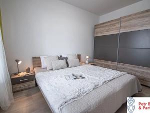 Pronájem bytu 2+kk, Praha - Stodůlky, náměstí Junkových, 49 m2