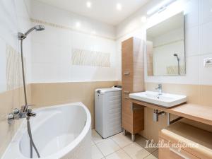 Pronájem bytu 2+kk, Praha - Háje, Stříbrského, 59 m2