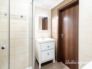 Pronájem bytu 1+kk, Praha - Holešovice, Jankovcova, 32 m2