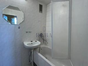 Prodej bytu 3+1, Karlovy Vary, Vítězná, 74 m2