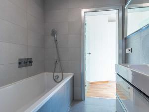 Pronájem bytu 2+kk, Praha - Holešovice, U parního mlýna, 81 m2
