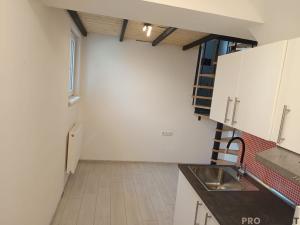 Pronájem bytu 1+kk, Praha, Polabská, 19 m2