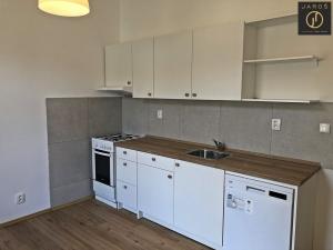 Pronájem bytu 2+kk, Praha - Vinohrady, Sarajevská, 45 m2