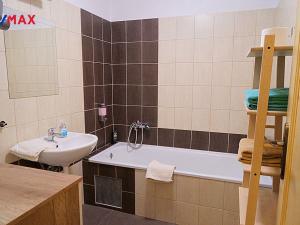 Pronájem bytu 1+kk, Hradec Králové - Nový Hradec Králové, Pod Zámečkem, 50 m2