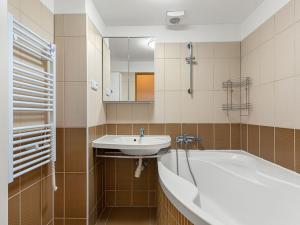 Prodej bytu 3+1, Praha - Řepy, Nevanova, 70 m2