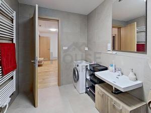 Pronájem bytu 2+kk, Praha - Karlín, Sokolova, 60 m2