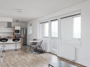 Pronájem bytu 2+kk, Praha - Horní Měcholupy, Mantovská, 67 m2