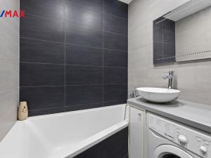 Prodej bytu 3+1, Karlovy Vary - Rybáře, Chomutovská, 60 m2