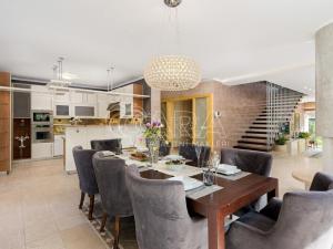 Prodej rodinného domu, Praha - Kolovraty, V louce, 495 m2