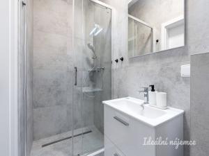 Pronájem bytu 2+kk, Praha - Kyje, Za černým mostem, 37 m2