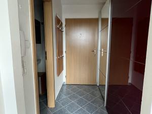 Pronájem bytu 1+kk, Praha - Hlubočepy, Voskovcova, 32 m2