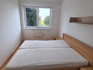 Pronájem bytu 2+kk, Jesenice, V Roháči I., 35 m2