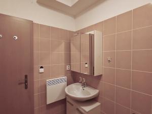 Pronájem bytu 2+kk, Jesenice, V Roháči I., 35 m2