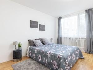 Pronájem bytu 3+1, Praha, Hviezdoslavova, 55 m2