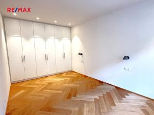 Pronájem bytu 2+kk, Praha - Vysočany, Špitálská, 55 m2