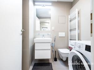 Pronájem bytu 2+kk, Praha - Košíře, Hlaváčkova, 49 m2