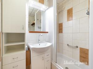 Pronájem bytu 2+kk, Praha - Prosek, Zárybská, 40 m2