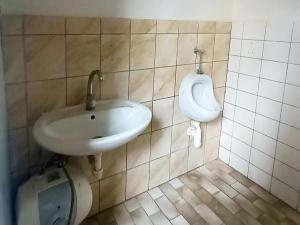 Pronájem skladu, Jílové u Prahy, Masarykovo náměstí, 1000 m2