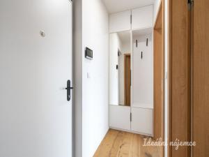 Pronájem bytu 2+kk, Praha - Hlubočepy, Kurandové, 42 m2