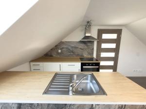 Pronájem bytu 2+kk, Praha - Újezd nad Lesy, Starokolínská, 70 m2