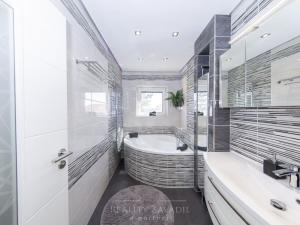 Prodej rodinného domu, Praha - Suchdol, Osvobození, 314 m2