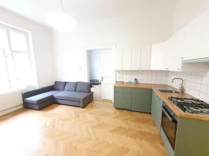 Pronájem bytu 2+kk, Praha, Chodská, 50 m2