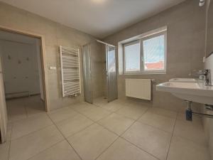 Pronájem bytu 4+1, Pardubice - Mnětice, Černoborská, 140 m2